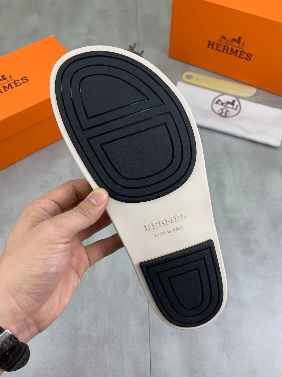 Men's shoes 💰P440 New [HERMES] high-end quality new Hermès slippers, made of imported silk calfskin, wear-resistant and non-slip rubber outsole. Fashionable and elegant code number: 39-44 (38 45 46 customized)